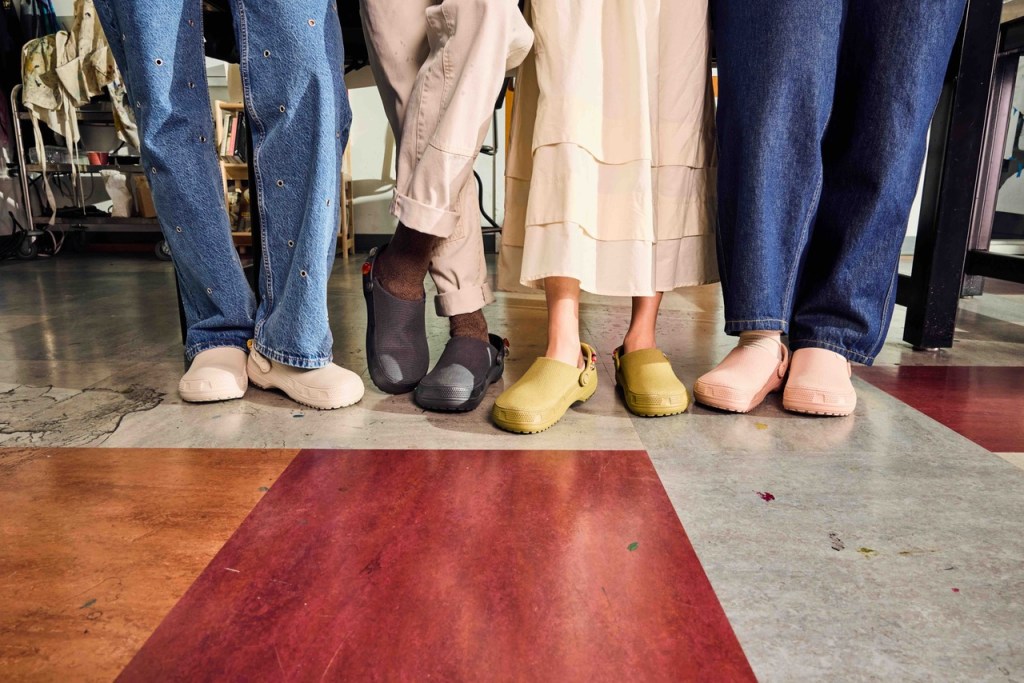 Crocs lansează o nouă interpretare a modelului iconic Classic Crafted&nbsp;Clog