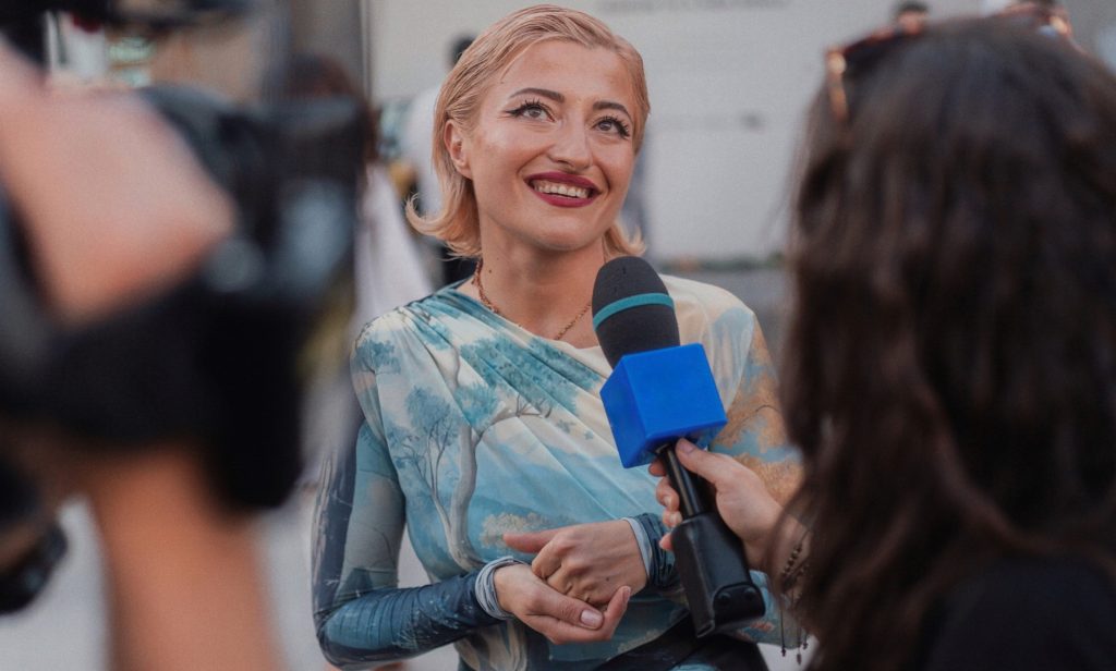 Irina Voinea, designerul român care imprimă universul pe&nbsp;haine